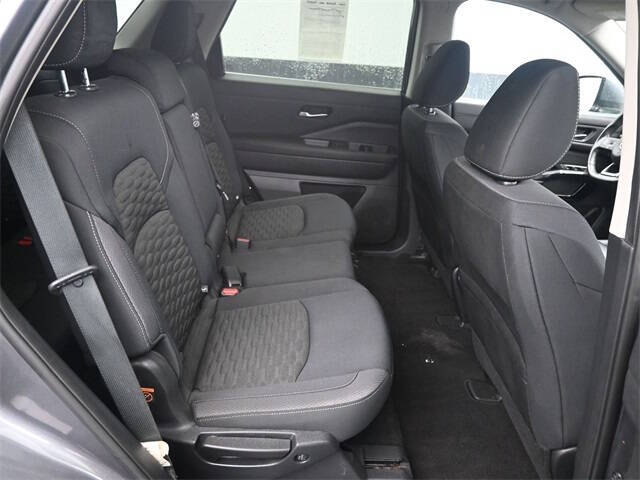 2022 Nissan Pathfinder SV