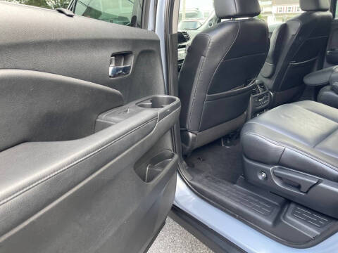 2022 Honda Pilot Touring w/Rear Captain's Chairs