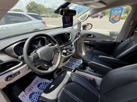 2025 Chrysler Pacifica Select