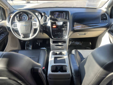 2016 Chrysler Town and Country Touring