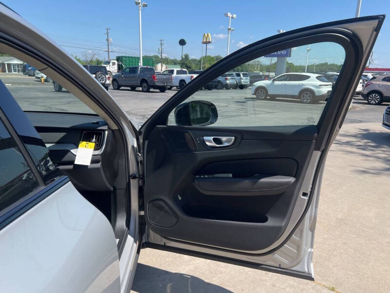 2025 Volvo XC60 T8 Plus Dark Theme