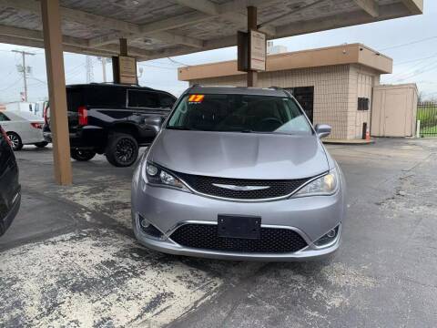 2017 Chrysler Pacifica for sale at Kansas City Motors in Kansas City MO