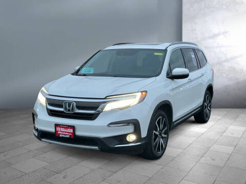 2021 Honda Pilot Touring w/Rear Captain's Chairs