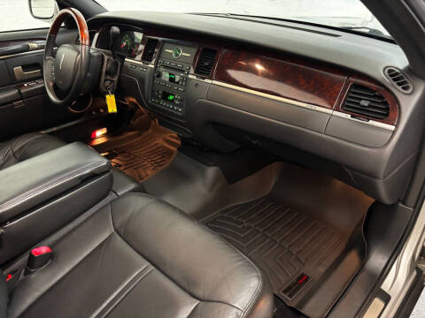 2006 Lincoln Town Car Signature Limited