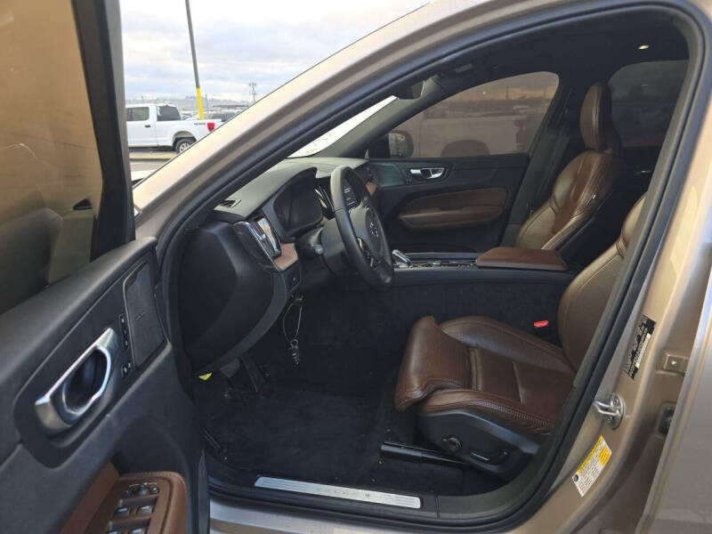 2024 Volvo XC60 B5 Ultimate Dark Theme