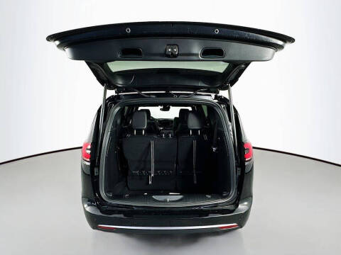 2027 Chrysler Pacifica Select
