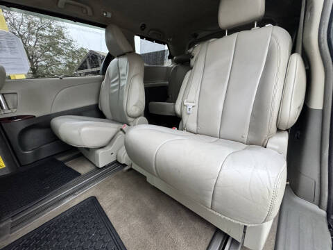 2012 Toyota Sienna XLE 7-Passenger Auto Access Seat