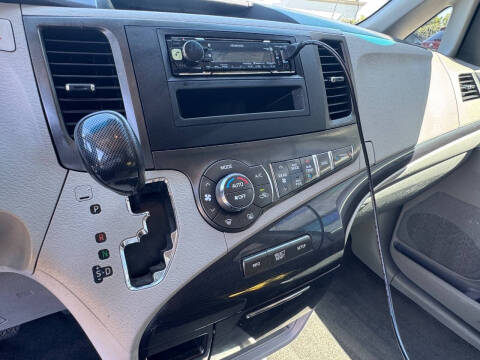 2013 Toyota Sienna SE 8-Passenger