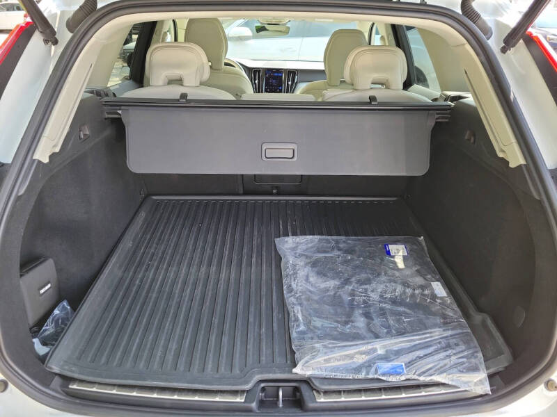 2023 Volvo XC60 B5 Plus Dark Theme