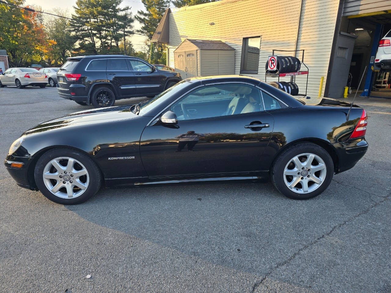 2001 Mercedes-Benz SLK for sale at QUEENSGATE AUTO SALES in York, PA