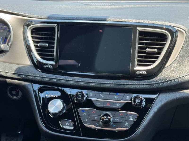 2027 Chrysler Pacifica Select