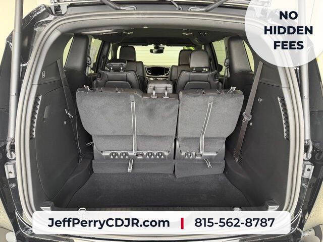 2027 Chrysler Pacifica Select
