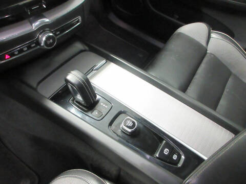 2022 Volvo XC60 B5 R-Design