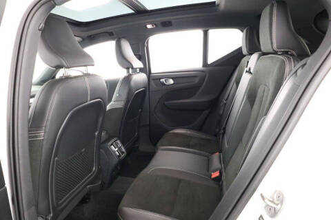 2022 Volvo XC40 T5 R-Design