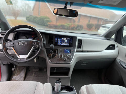 2017 Toyota Sienna LE 8-Passenger