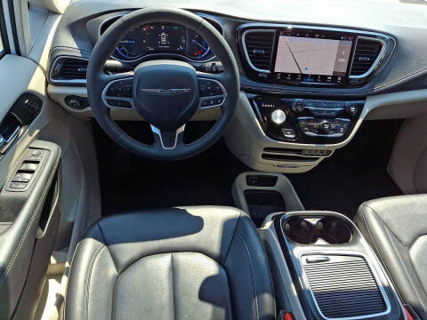 2024 Chrysler Pacifica Plug-In Hybrid Select