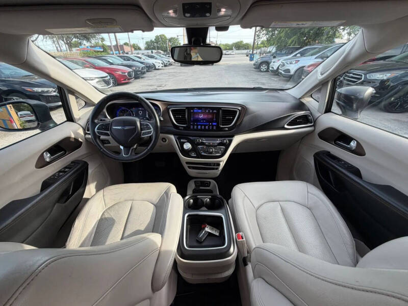 2017 Chrysler Pacifica Touring-L Plus