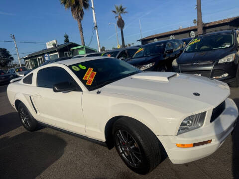 2006 Ford Mustang V6 Deluxe