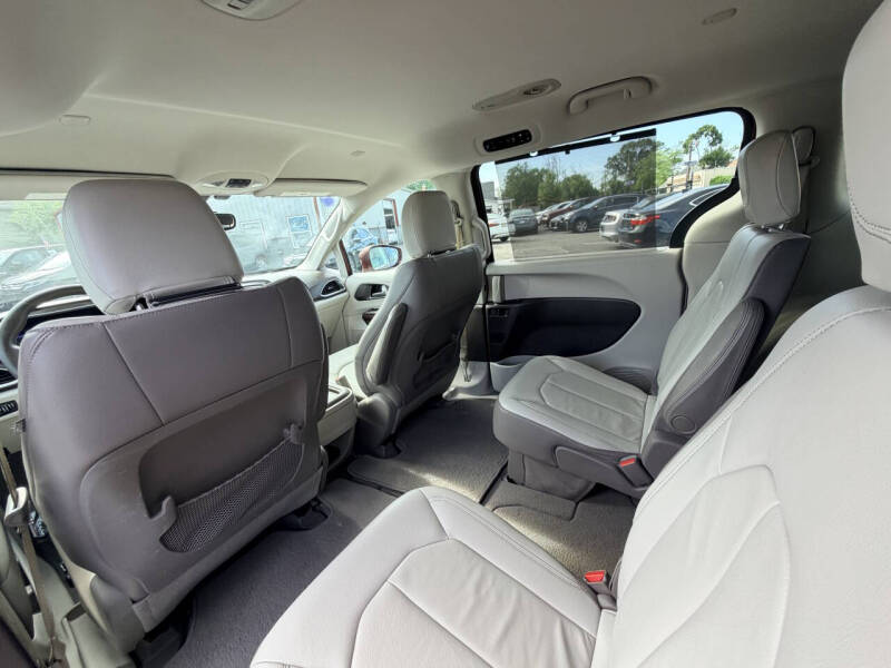 2017 Chrysler Pacifica Touring-L