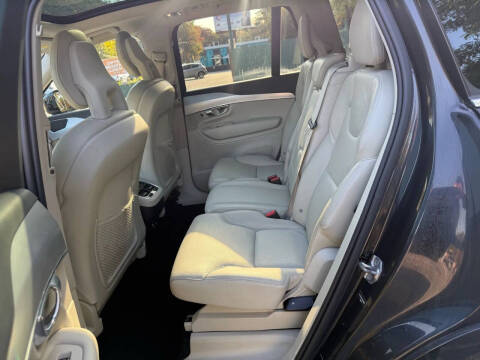 2017 Volvo XC90 T6 Momentum