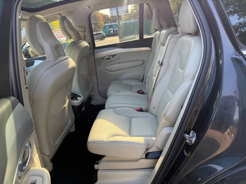 2017 Volvo XC90 T6 Momentum