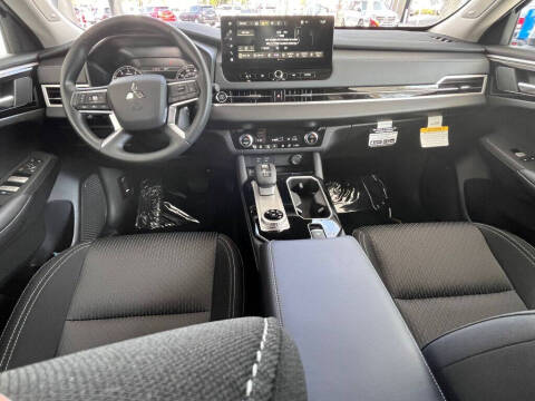 2025 Mitsubishi Outlander ES