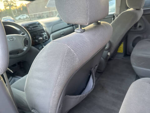2004 Toyota Sienna LE 7 Passenger
