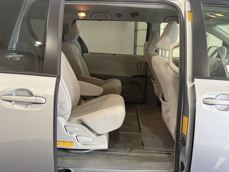 2014 Toyota Sienna LE 7-Passenger