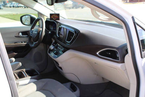 2017 Chrysler Pacifica Touring-L