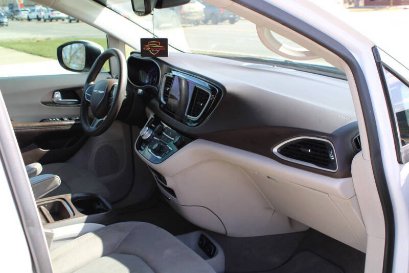 2017 Chrysler Pacifica Touring-L