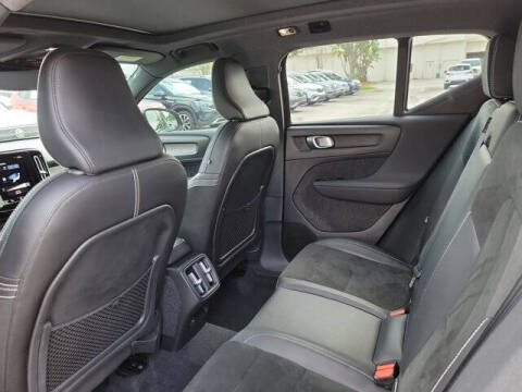 2022 Volvo XC40 T5 R-Design