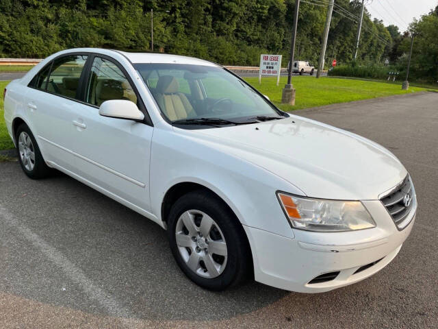 2009 Hyundai SONATA for sale at Auto Drive Sales & Service in Berlin, CT