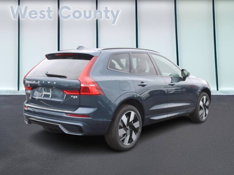 2025 Volvo XC60 T8 Plus Dark Theme