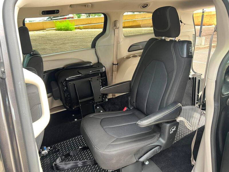 2022 Chrysler Voyager LX