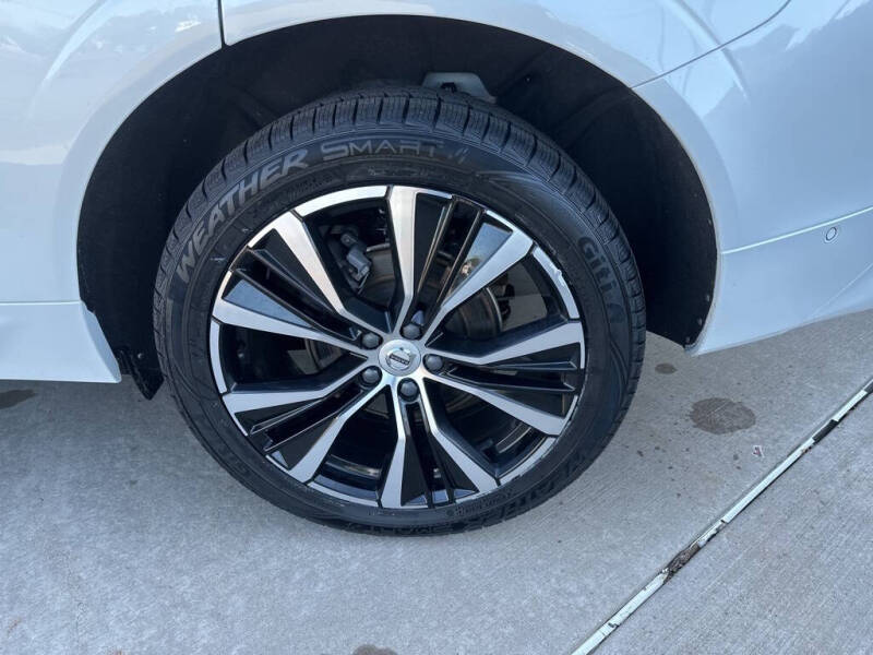 2023 Volvo XC60 B5 Plus Dark Theme