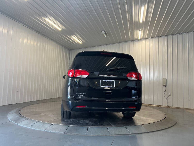 2022 Chrysler Voyager LX