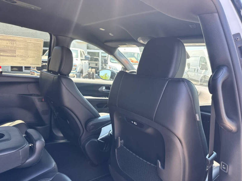 2027 Chrysler Pacifica Select