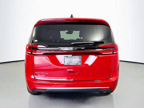 2027 Chrysler Pacifica Select