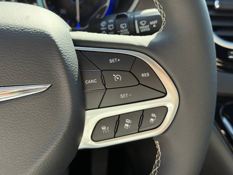 2025 Chrysler Pacifica Select