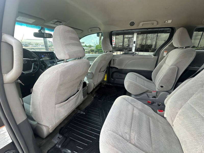2015 Toyota Sienna LE 8-Passenger