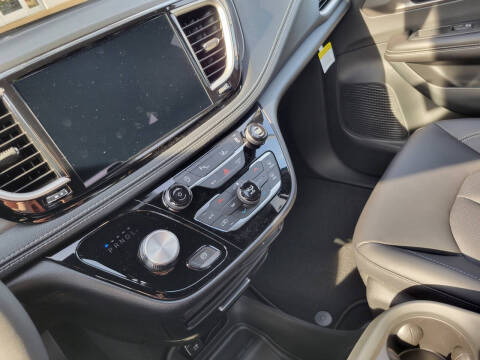 2027 Chrysler Pacifica Select