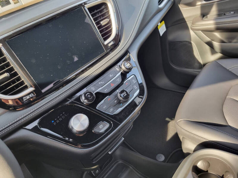 2027 Chrysler Pacifica Select