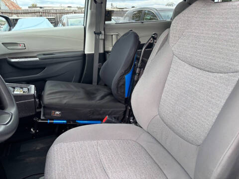 2022 Toyota Sienna LE 8-Passenger