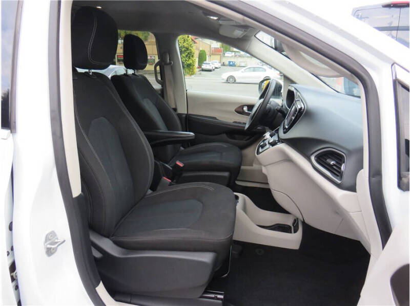 2022 Chrysler Voyager LX