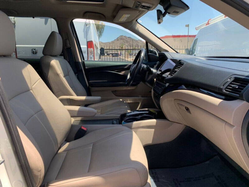2019 Honda Pilot Touring w/Rear Captain's Chairs