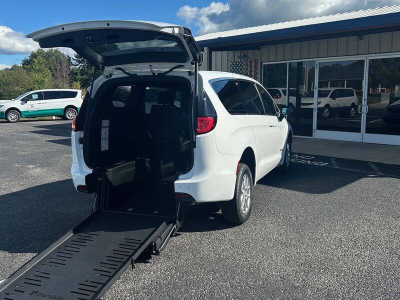 2025 Chrysler Voyager LX