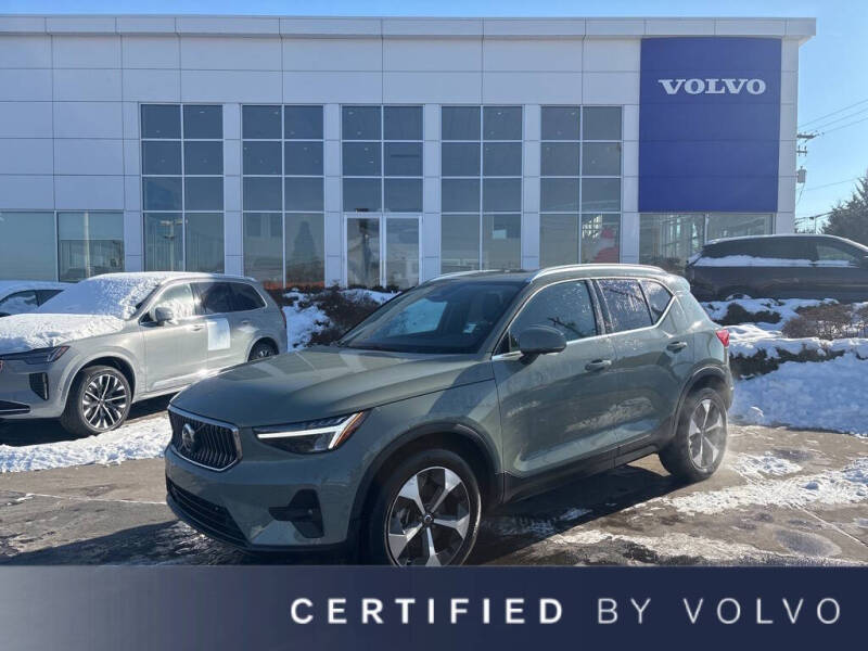 2025 Volvo XC40 B5 Plus Bright Theme