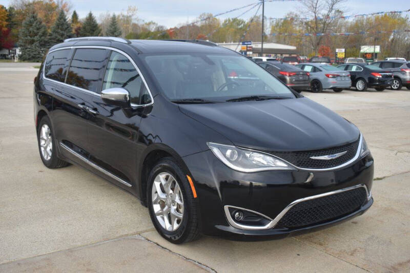 2019 Chrysler Pacifica Limited's photo