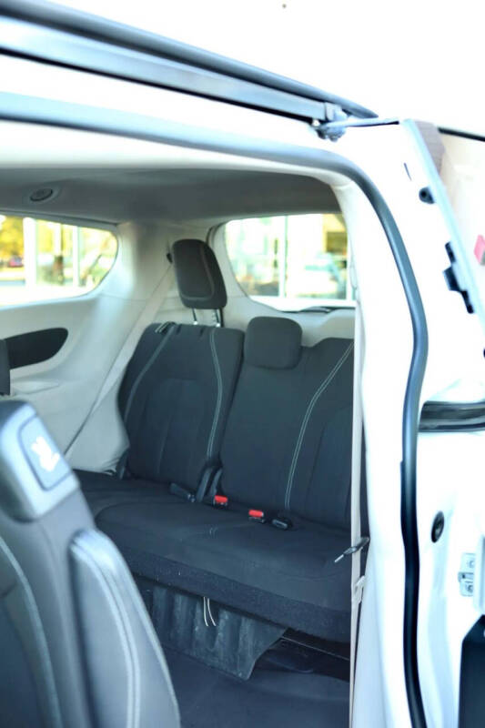 2022 Chrysler Voyager LX