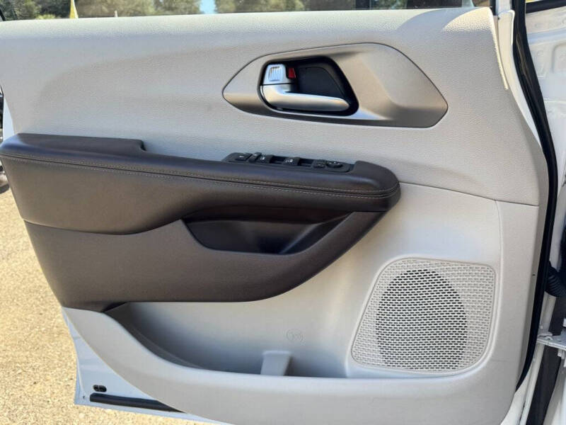 2021 Chrysler Voyager LX